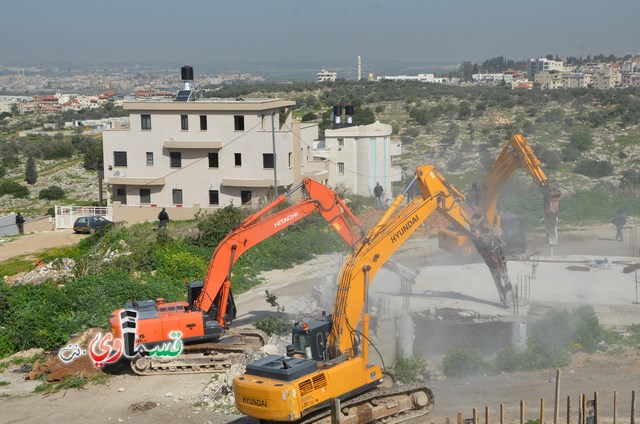 فيديو: قوات كبيرة ومُدججة بالدبابات والصواريخ تهدم اساسات بيت الشيخ غازي عيسى بحجة البناء في ارض المنهال ...